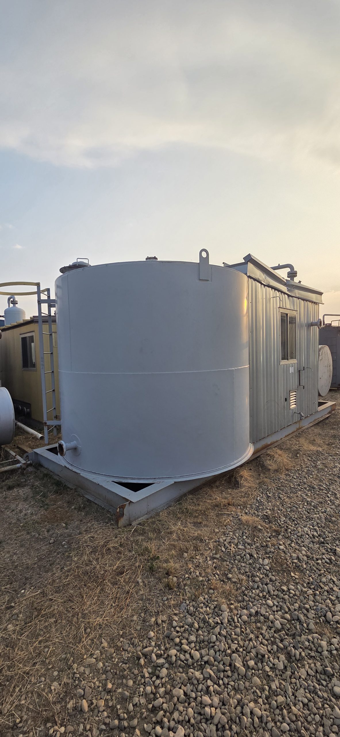 16 x 7'6 1440 PSIG Sweet Separator w/ DW Tank - Image 2